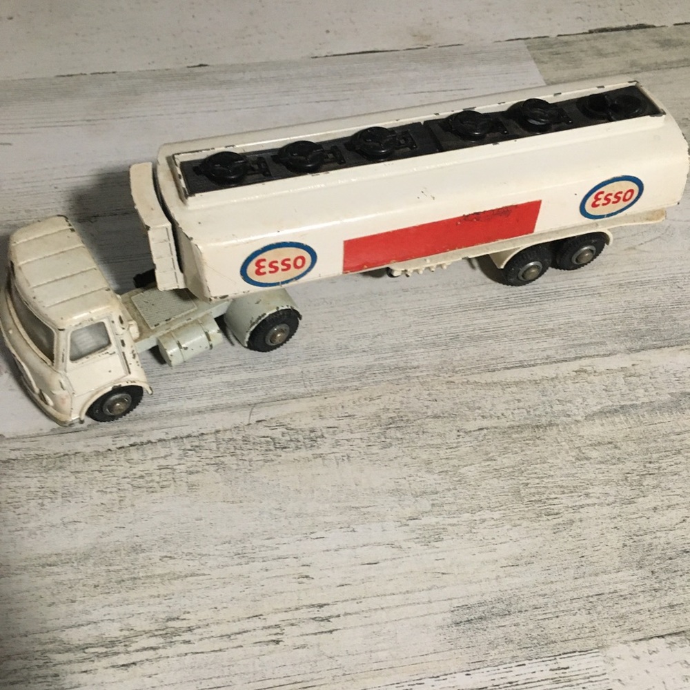 Dinky Toys Esso Articulated Fuel AEC Tanker Made in England Esso Gas Semi truck